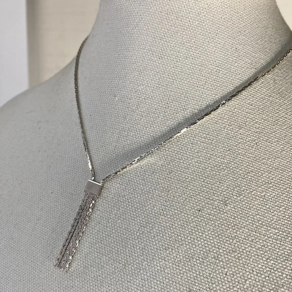 Petite and dainty silvertone Avon necklace - Picture 2 of 6